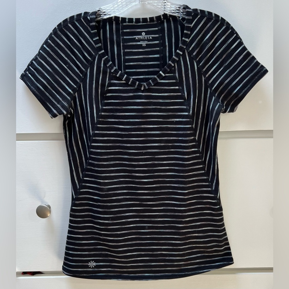 Athleta striped super cute v-neck teeshirt in size xsmall.